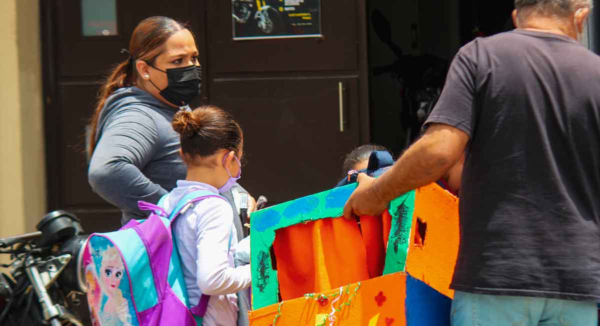 madre e hija se enteran de lo que dijo la sep sobre las vacaciones adelantadas