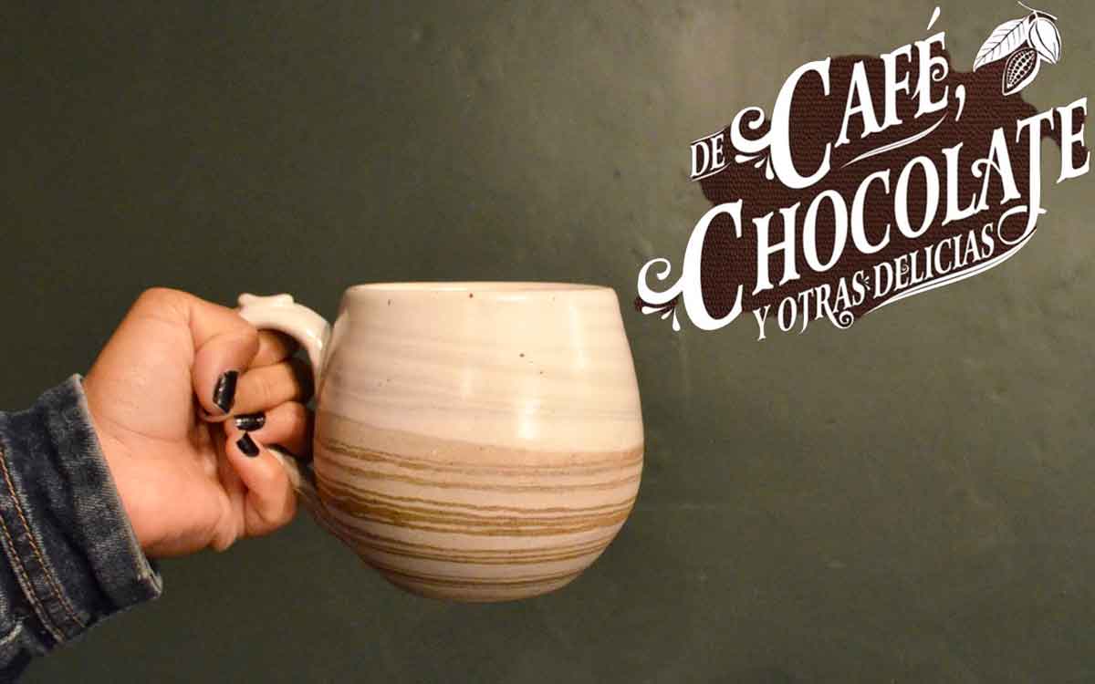 chica con taza de cafe y logo de cafe chocolate y otras delicias