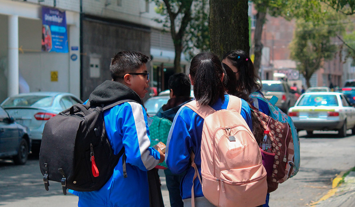Alumnos saliendo de la escuela