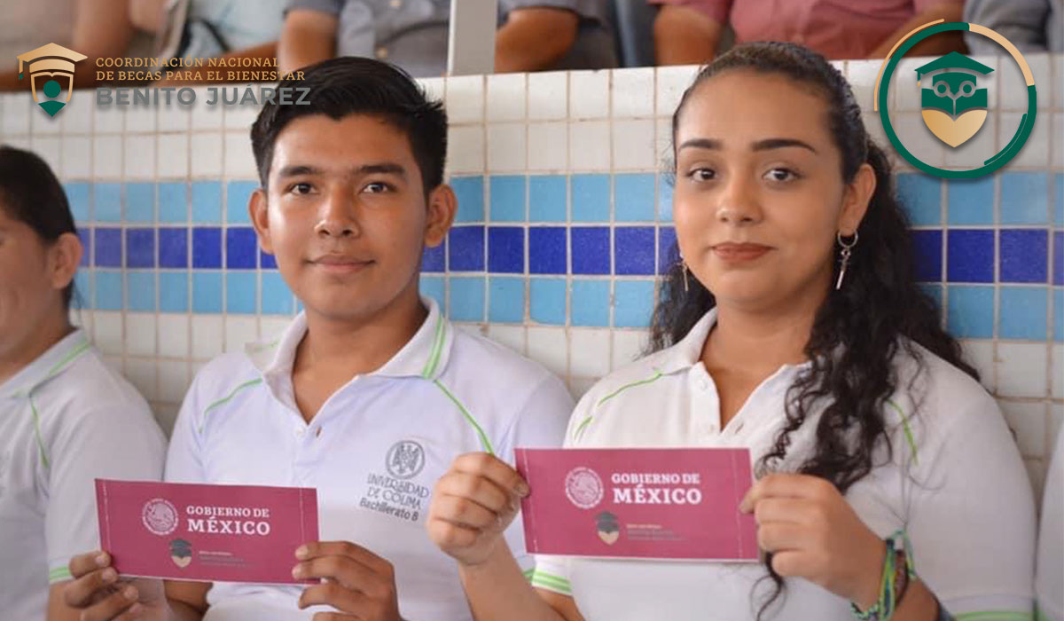 alumnos de preparatoria recibiendo sus Becas Bienestar
