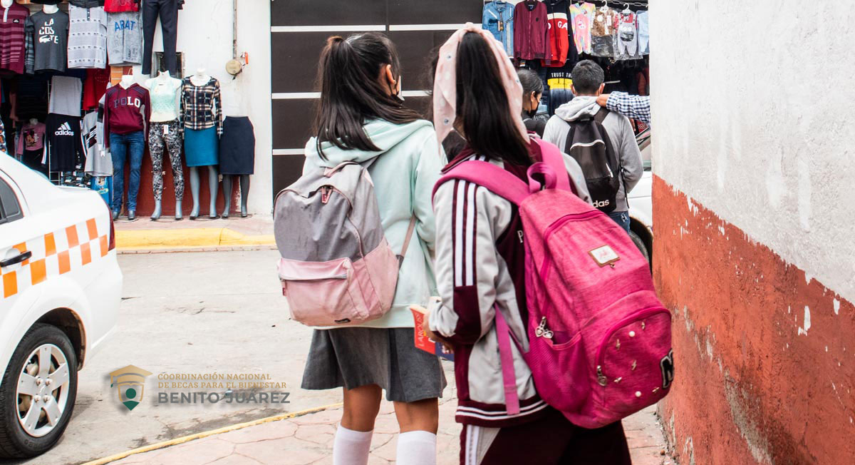 alumnos de nivel básico reciben beca benito juárez julio 2022