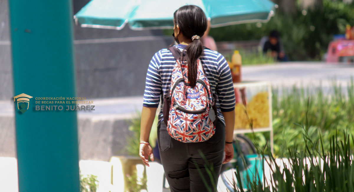 alumna de las becas benito juárez 2022 va camino a su cita para cobrar sus mil 680 pesos