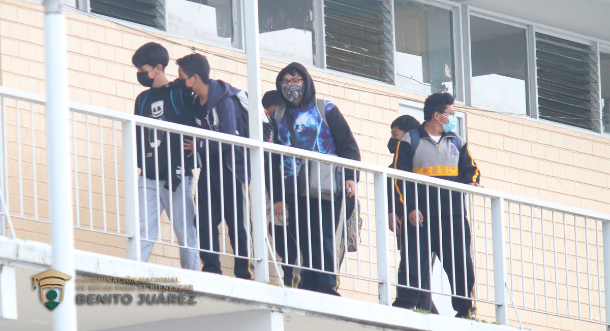 alumnos de educación media superior reciben becas benito juárez pago julio 2022