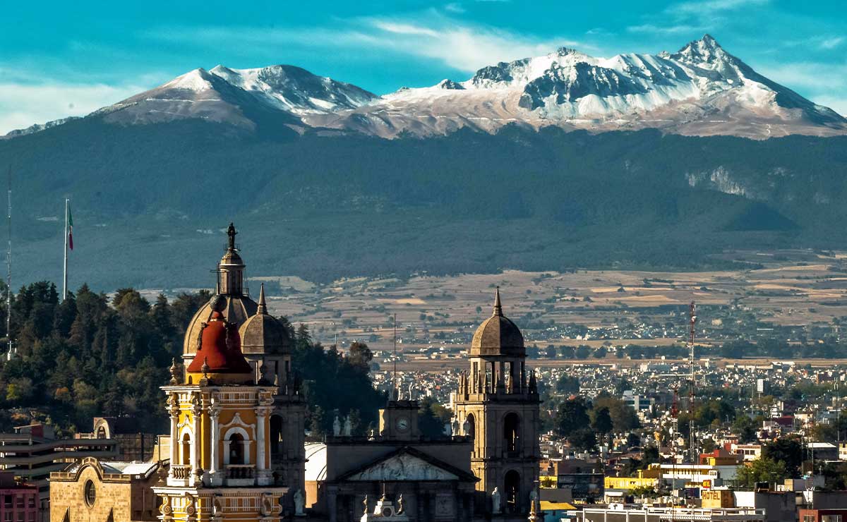 Vista de la ciudad de Toluca con el nevado de Toluca