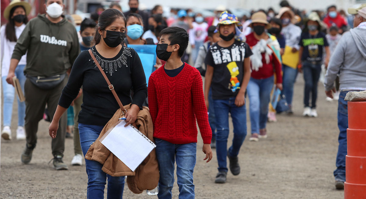 niño recibe boleta de calificaciones sep