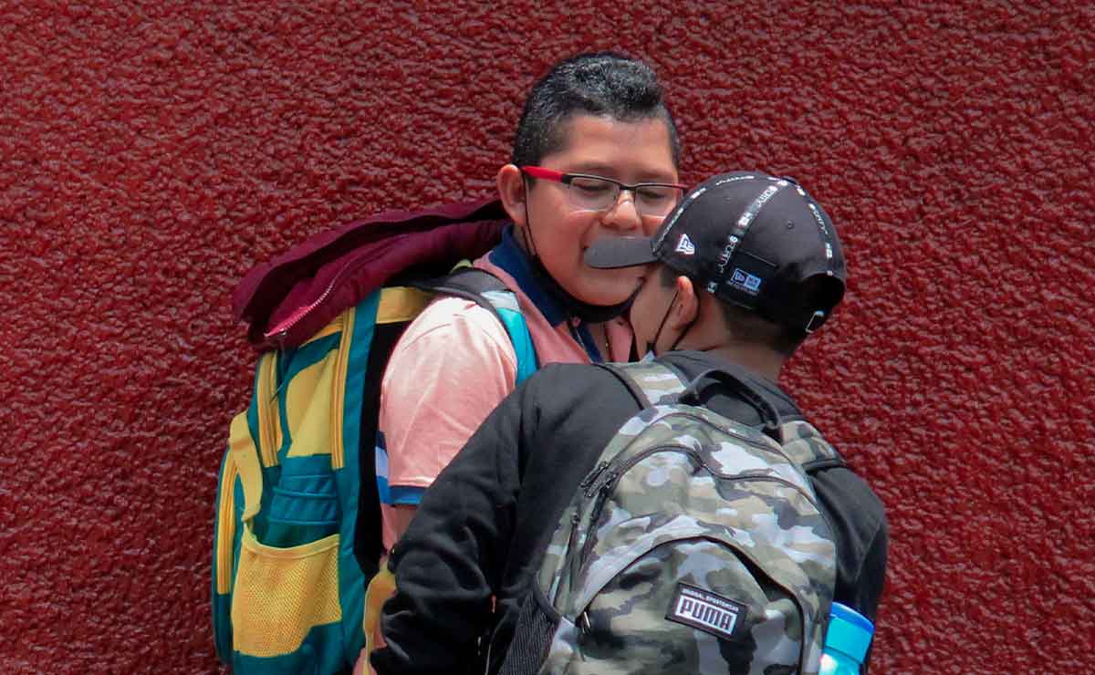 Niños saliendo de clases para iniciar las vacaciones de verano 2022
