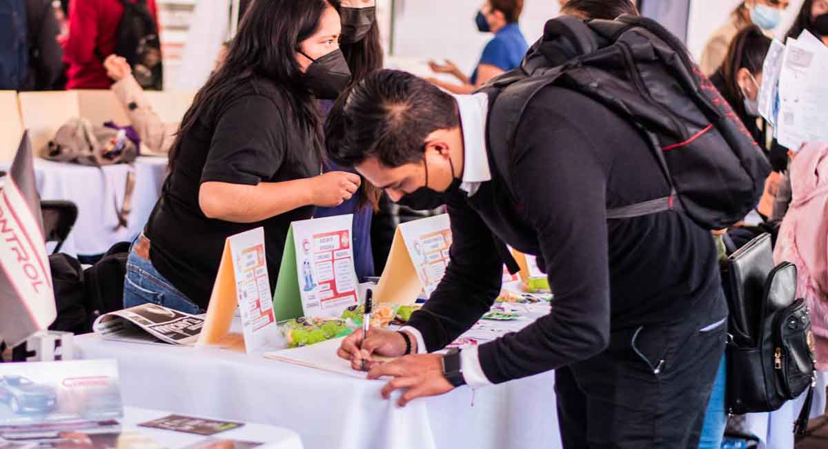 jóven recibe pago de las becas benito juárez julio 2022
