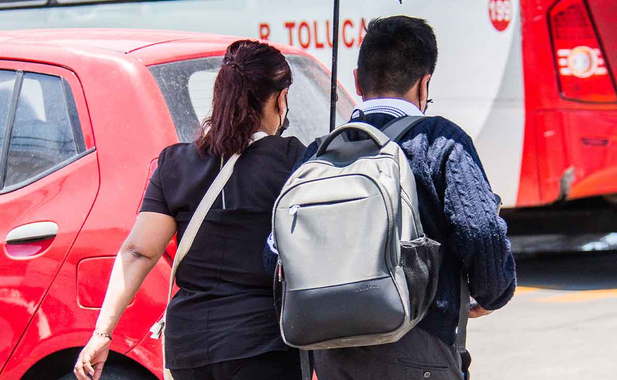 Madre e hijo saliendo de clases para sus vacaciones de verano en Edomex