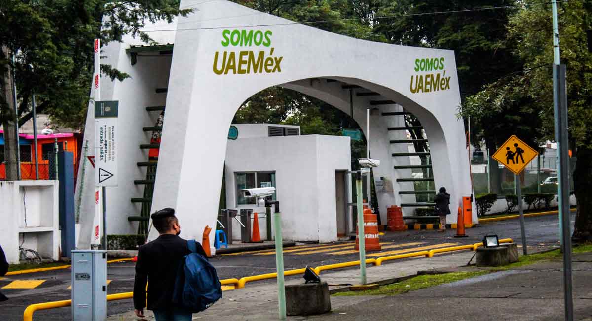 aspirante de la uaemex camina en dirección a un acceso de CU