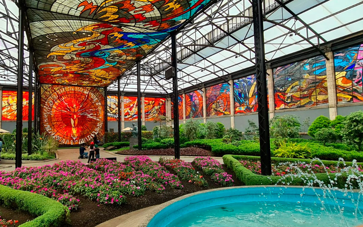 interior del cosmovitral de toluca 2022