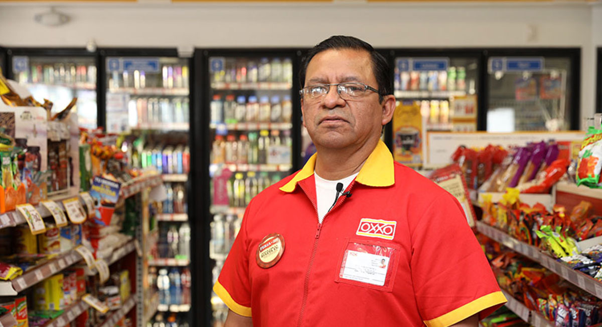 empleado de oxxo que previamente vio las vacantes oxxxo 2022