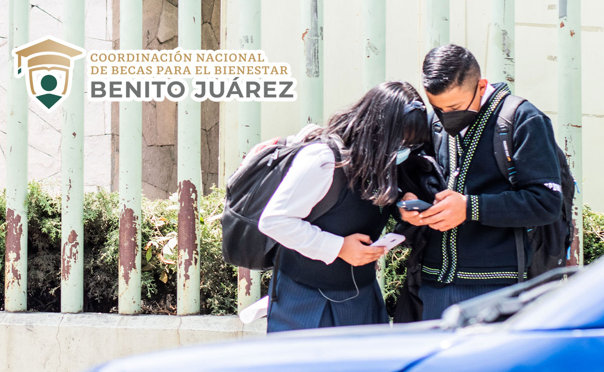 Jóvenes comprobando su pago de Becas Bienestar Benito Juárez 2022