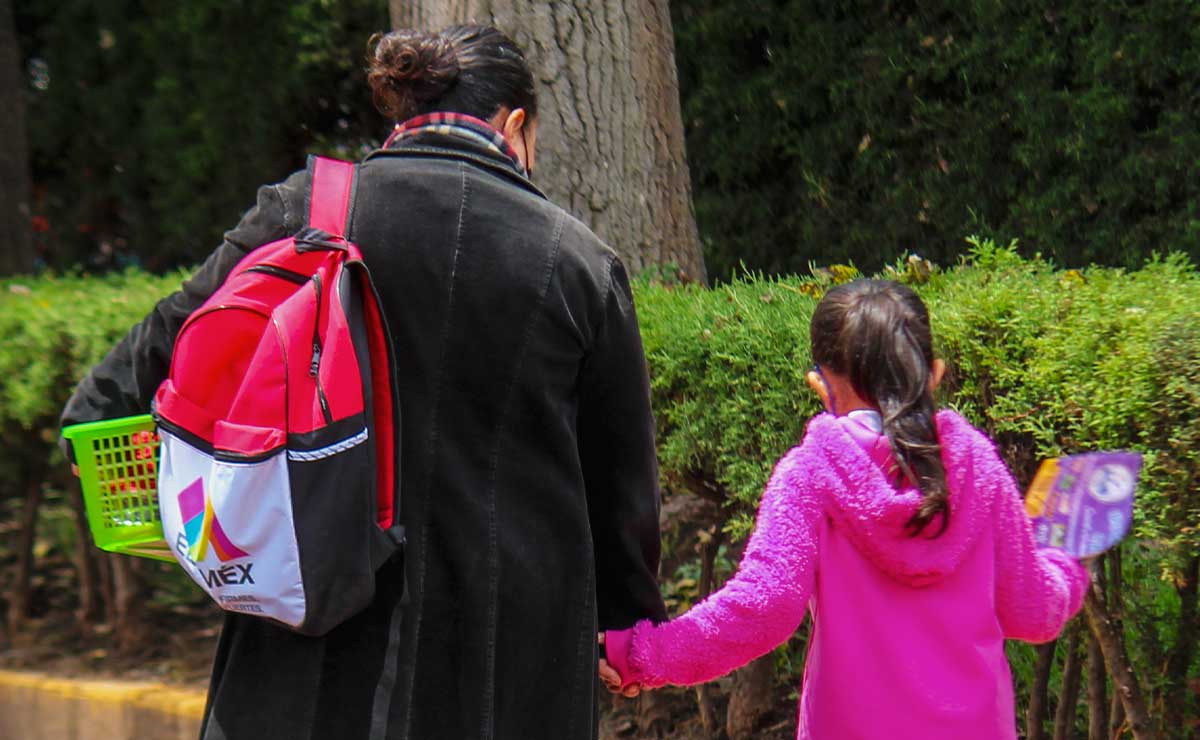 Madre e hija saliendo de la escuela beneficiara de las becas benito juárez 2022
