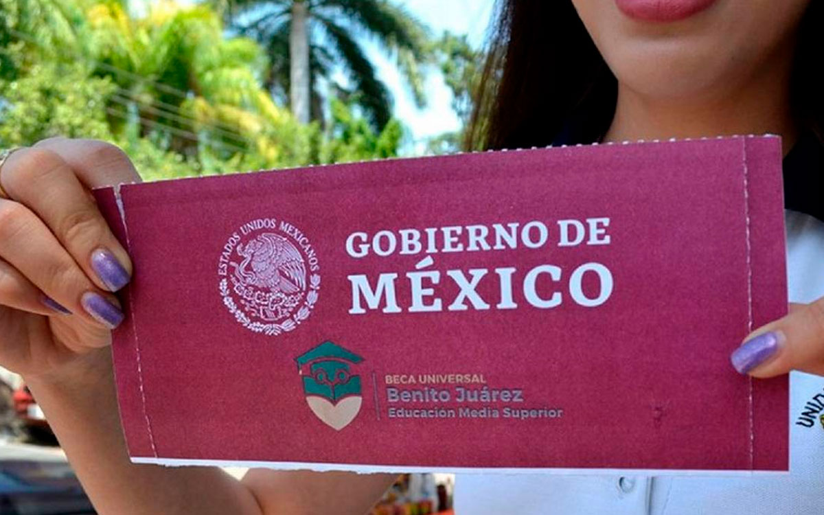 beneficiaria recibiendo beca benito juarez 2022