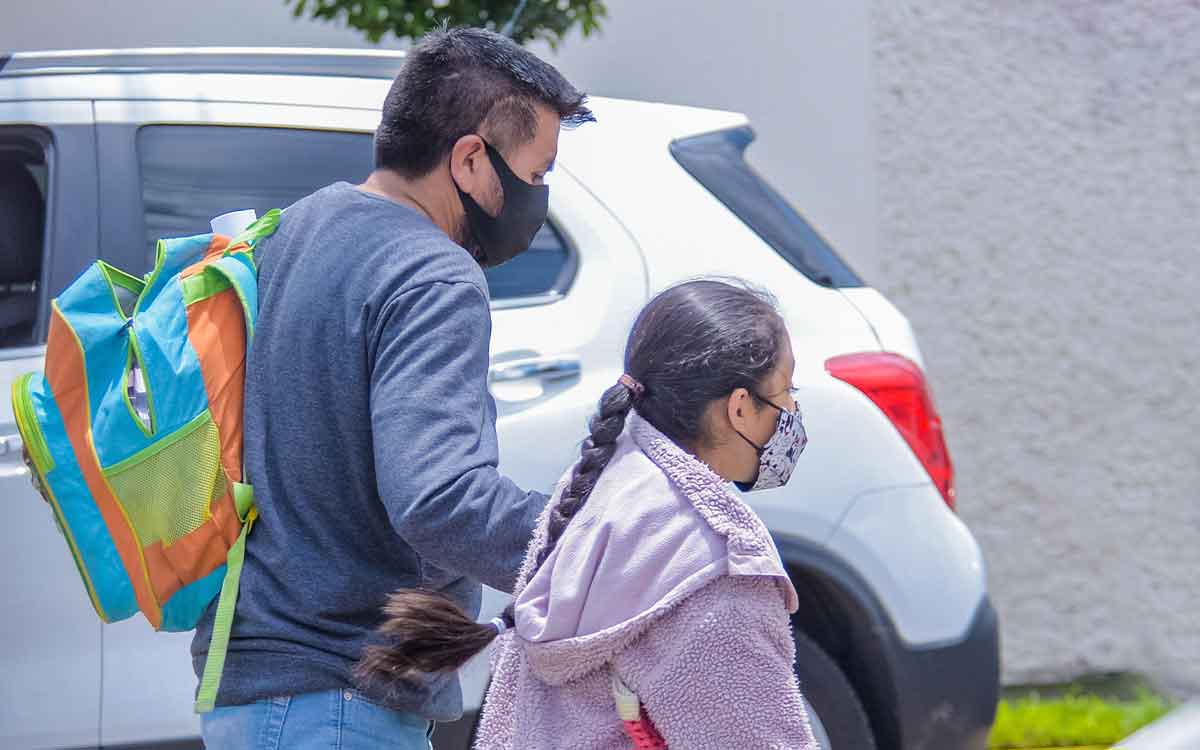 papa e hija saliendo de escuela sep de nivel básico en el ciclo 2021 2022