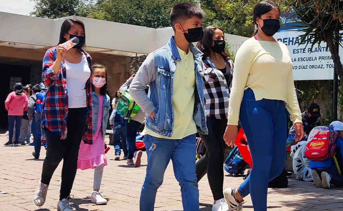 Alumnos saliendo de clases de la escuela es nuestra