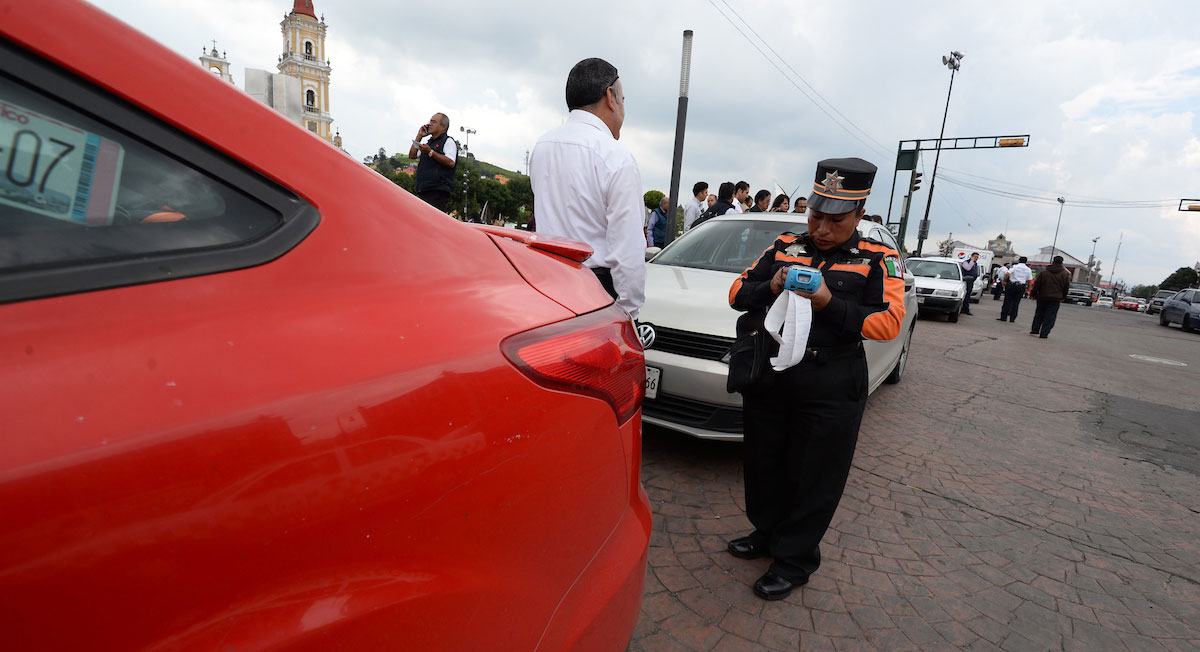 oficial multa a un automovilista en toluca