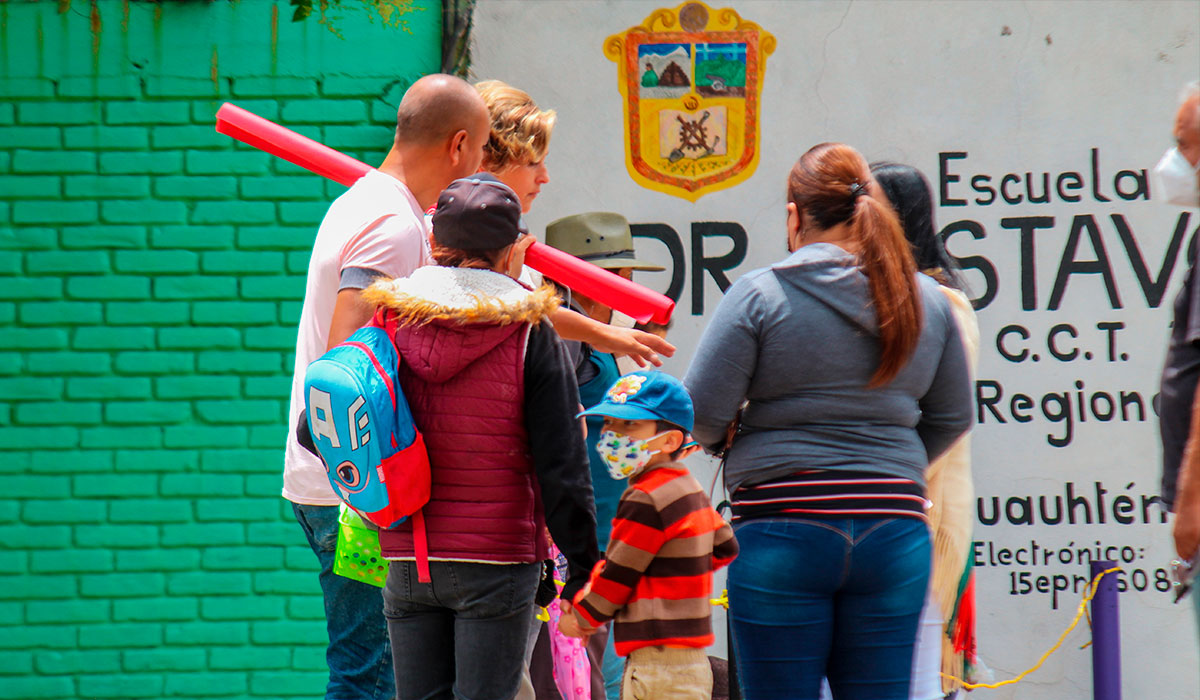 Padres de familia afuera de una escuela mexiquense
