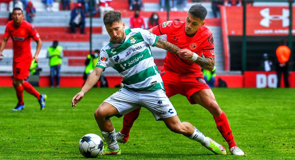baeza, jugador del Toluca Fc encara a jugador del santos laguna en partido en el nemesio diez