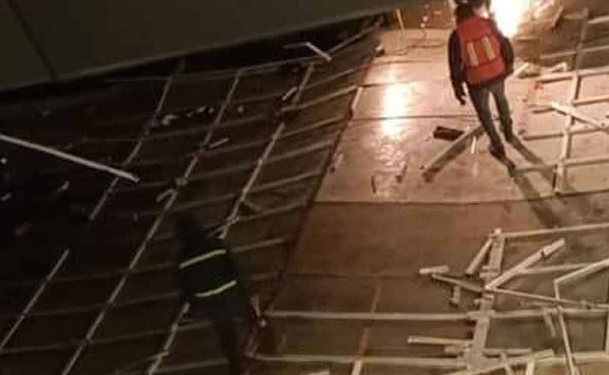 Elemento de seguridad inspeccionando el daño en el Parque de la Ciencia en Toluca