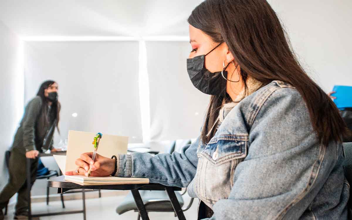 mujer realizando examen 103 municipios 2022 en edomex