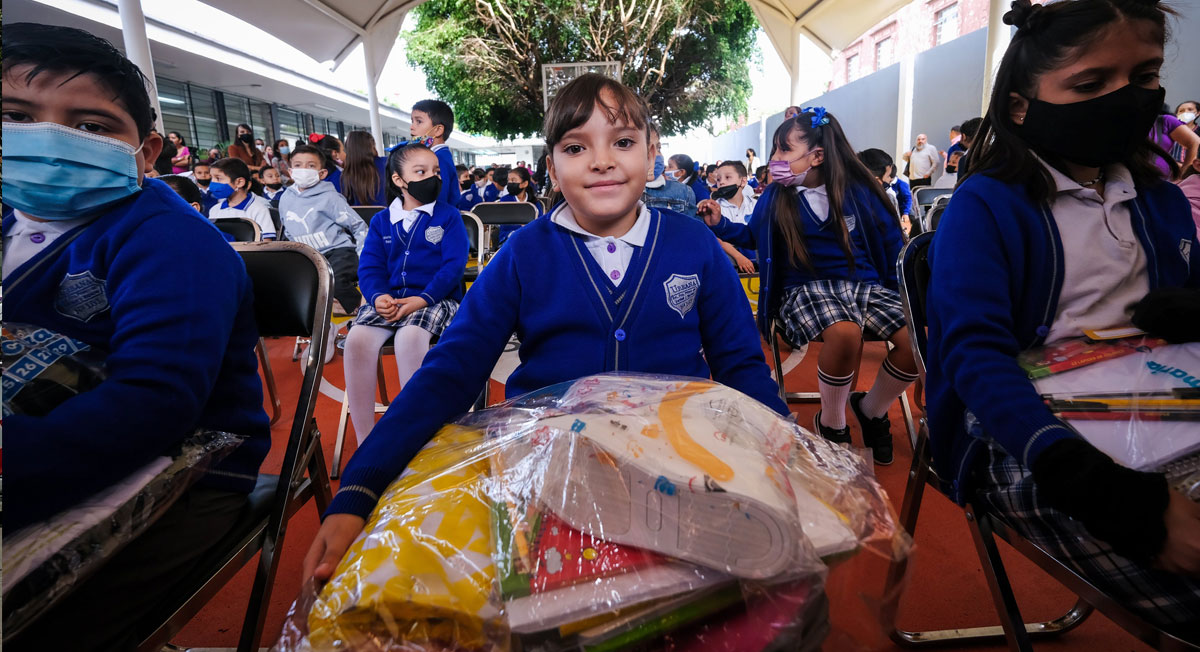 niña recibe útiles escolares para el ciclo escolar 2022-2023 de la sep