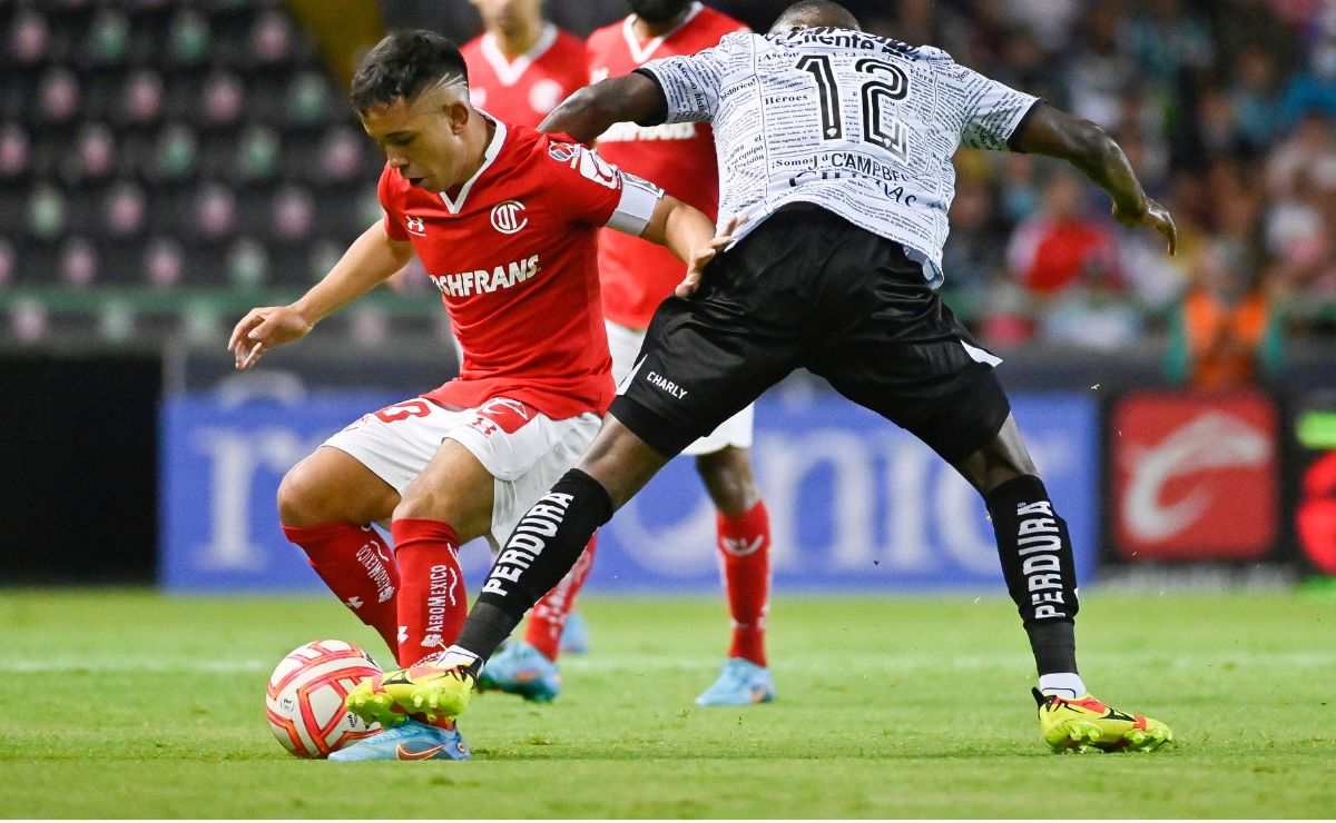 Jugadores del Toluca FC se preparan para su partido contra FC Juárez