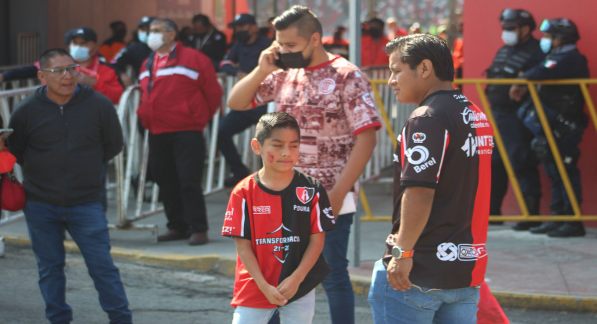 aficionados del atlas fc a las afueras del nemesio diez para comprar boletos del toluca fc vs atlas fc