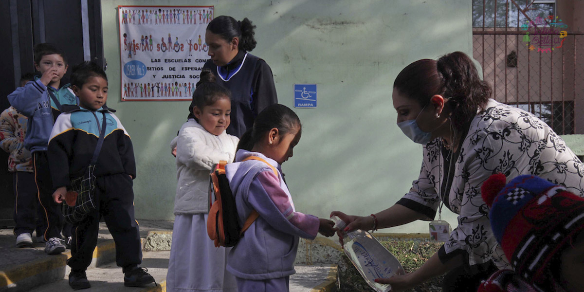 ¿Escuelas privadas pueden obligarte a comprar útiles y uniformes?