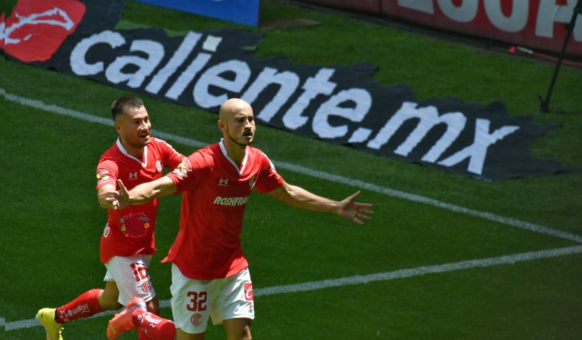 Festejo del primero gol de Carlos González Toluca fc