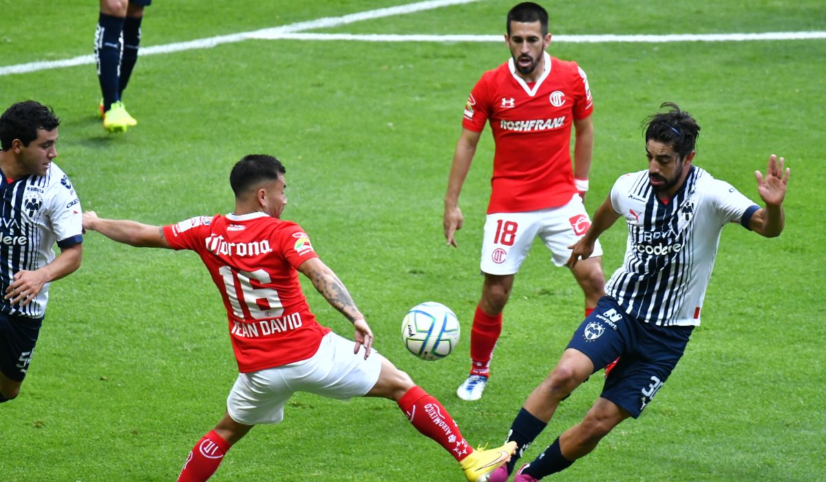 Pizarro disputando un balón Toluca fc vs Monterrey