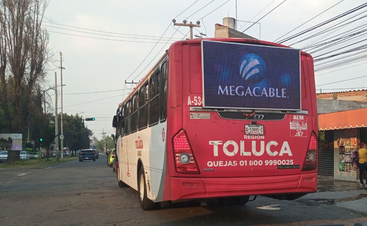 Camión del transporte público de Toluca con anuncio publicitario digital