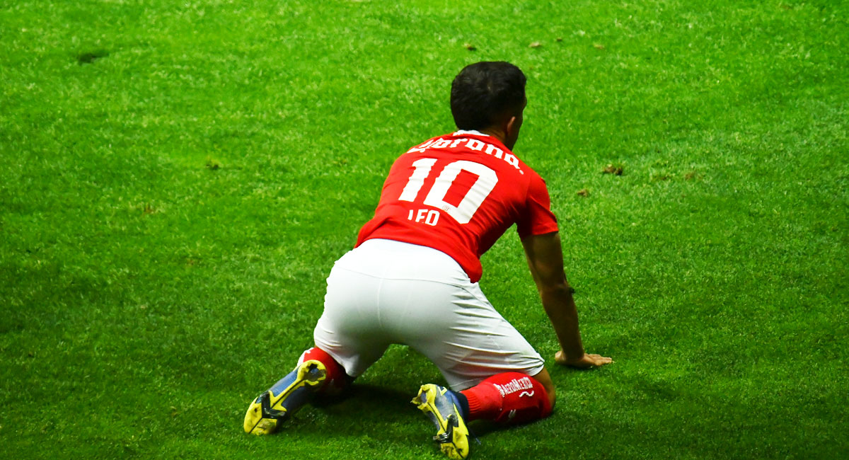 leo fernández jugando el partido ante el monterrey