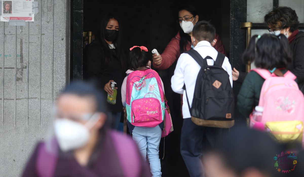 Alumnos ingresando a la escuela