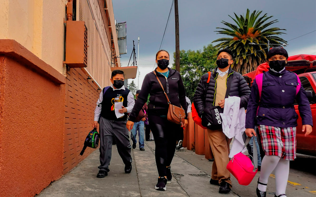 personas fuera de escuelas publicas