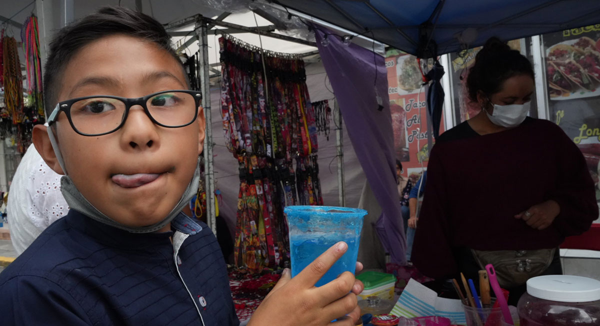 niño disfruta de sus vacaciones de verano sep