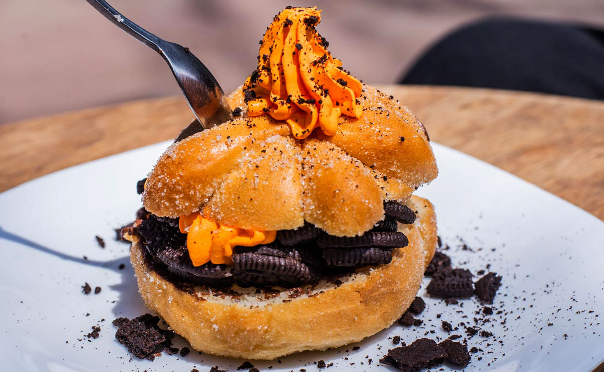 Pan de muerto relleno de crema oreo
