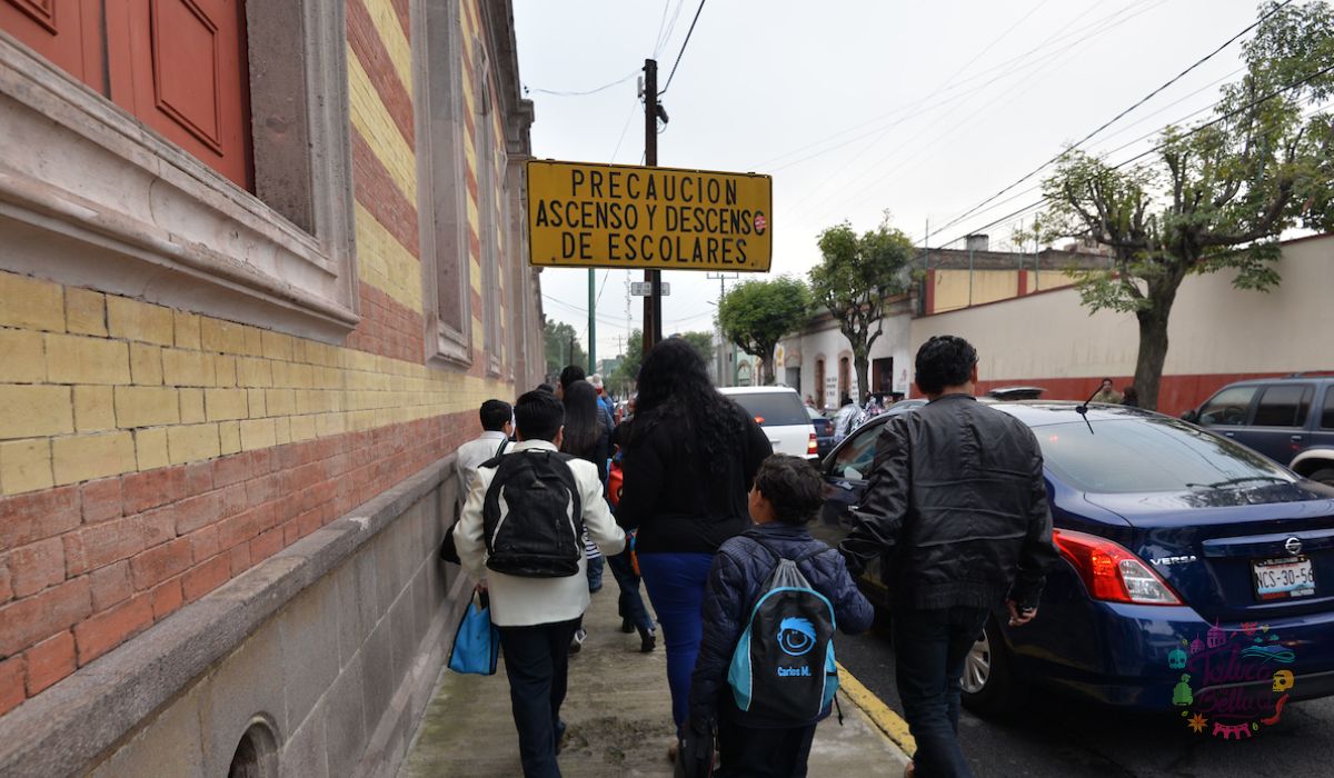 Entrada a la escuela de alumnos de educación básica