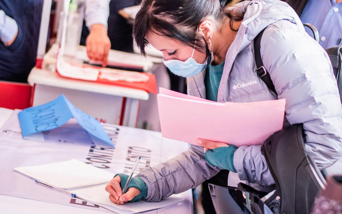 mujer registrandose para vacante de empleo