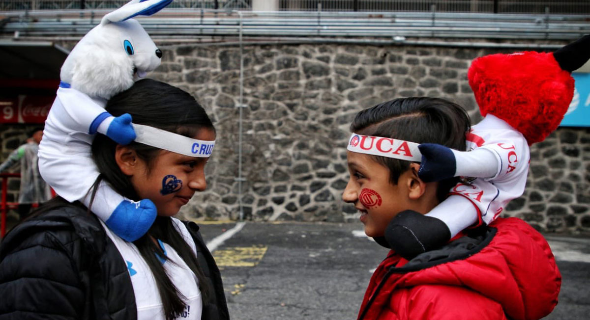 aficionada del cruz azul y aficionado del Toluca FC previo al partido de la jornada 8 del 2022
