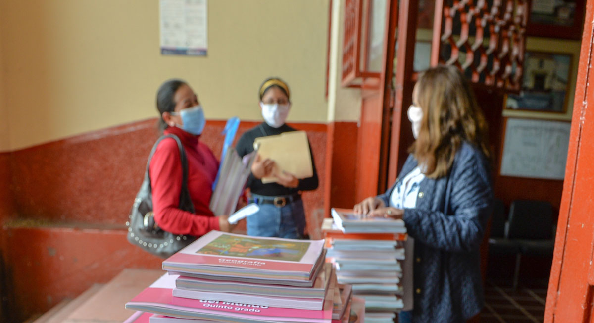 madres de familia ven inscripciones y reinscripciones en el edomex