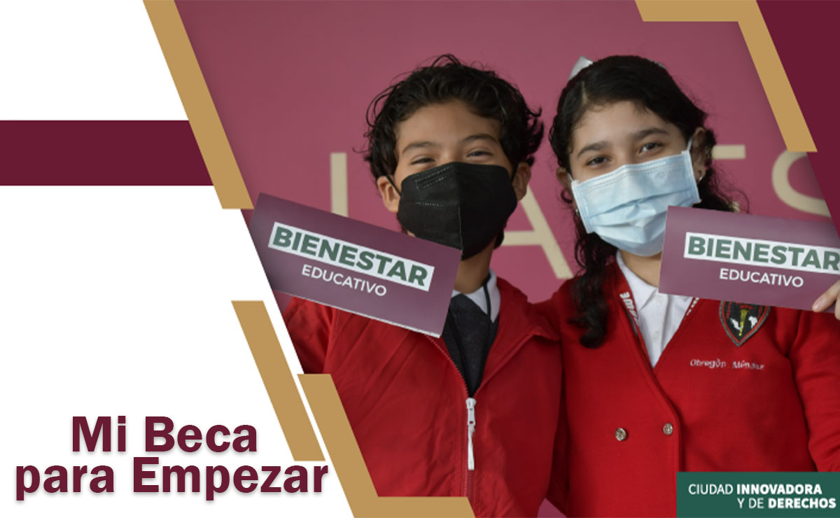 Niños y niñas con su pago de mi beca para empezar