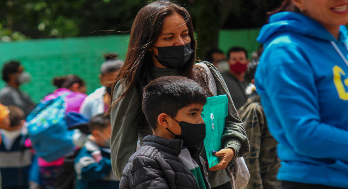 señora lleva a su hijo para hacer el paeb 2022 cambio de escuela