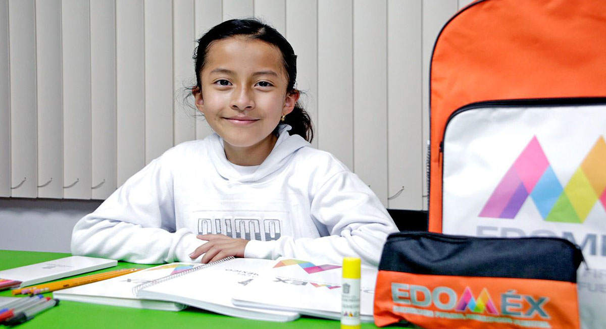 alumna del edomex recibe útiles escolares edomex 2022