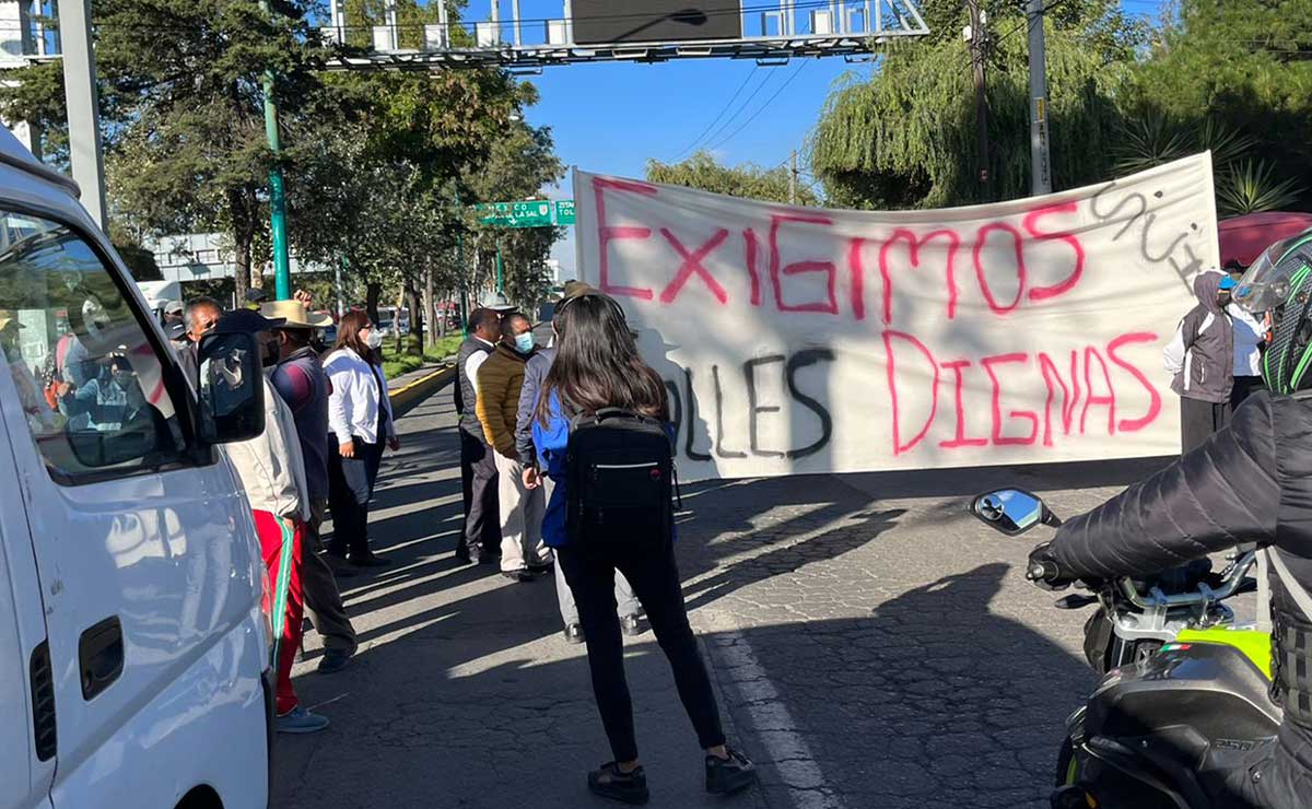 Habitantes de San Cristóbal Huichochitlán y San Andrés Cuescontitlan bloqueando la lopez portillo en Toluca