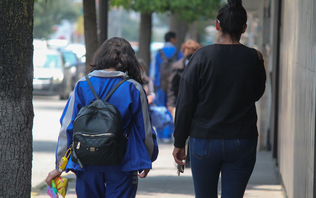 mamá e hija se enteran que la sep desaperecerá grados en educación básica