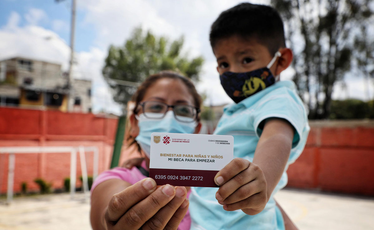 Madre e hijo beneficiarios de mi beca para empezar actualizar datos