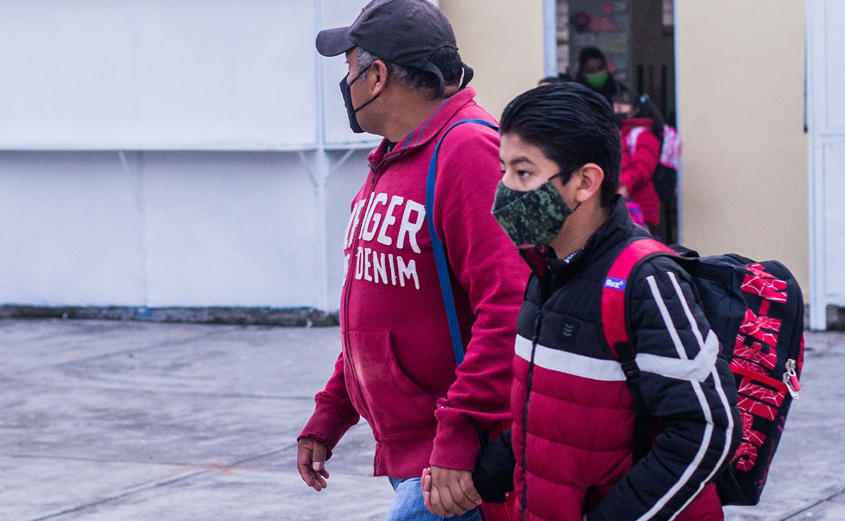Papá y niño rumbo a su escuela benefiario de Becas Benito Juárez 2022