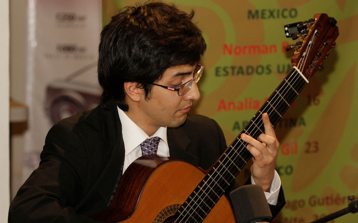 persona tocando guitarra en festival internacional de guitarras toluca