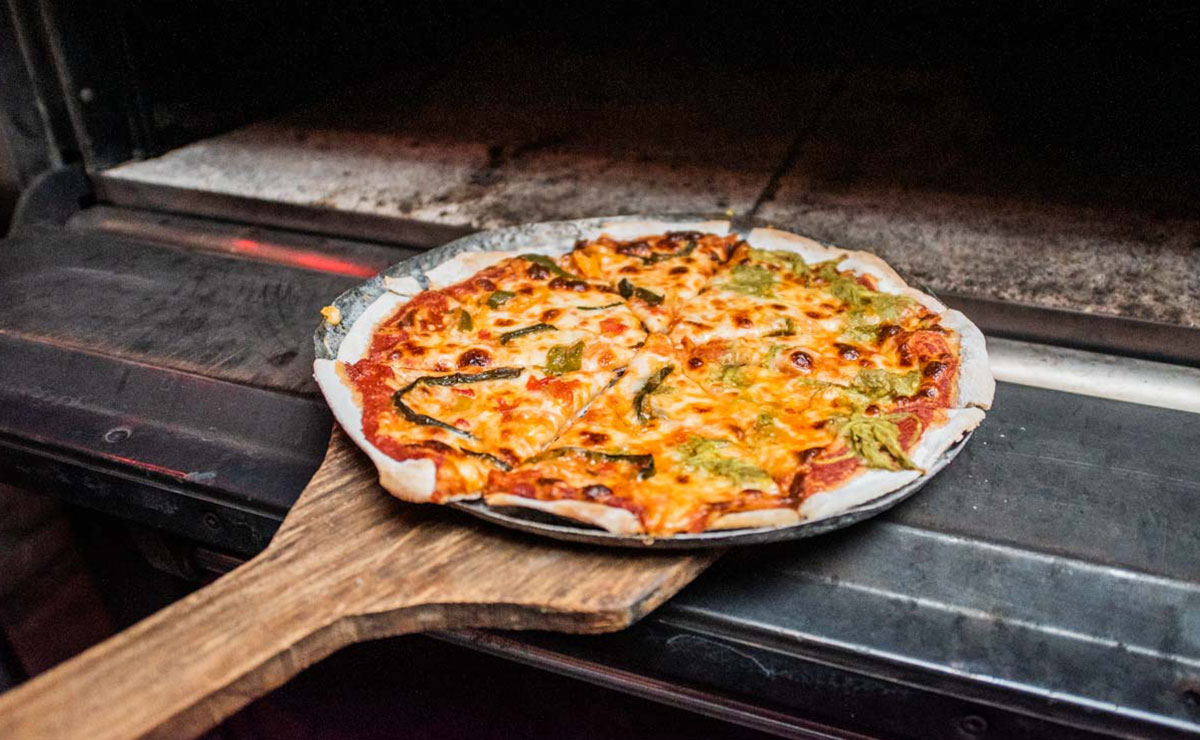 Pizza de maíz de mole verde